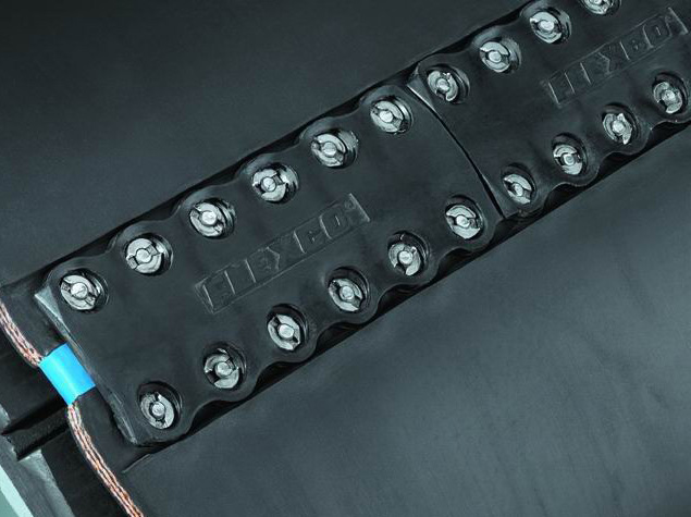 Гибкие соединители для конвейерной ленты, препятствующие просыпанию материала